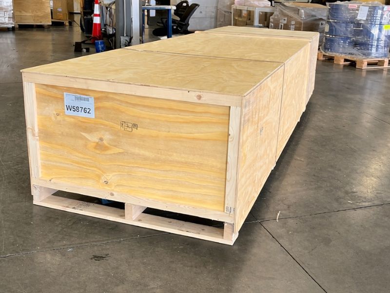 Cajas de madera sólidas diseñadas para transporte marítimo y aéreo seguro.